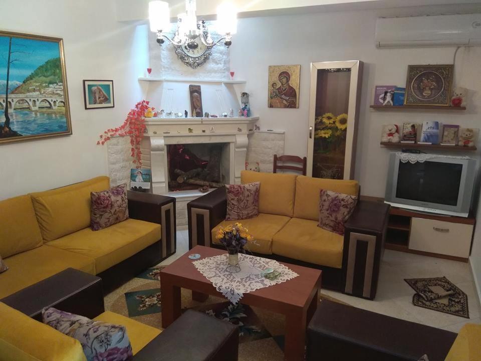 Guesthouse Hlias Gloria Berat Exterior photo